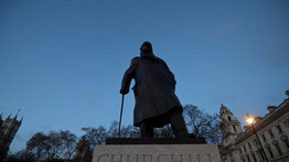 Az őrület fokozódik: már Churchillt is kiradírozzák a történelemből