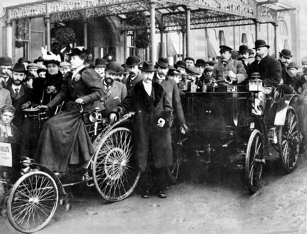 Rajd Londyn-Brighton 14 listopada 1896 r. Uczestnicy przd hotelem Metropole w Brighton
