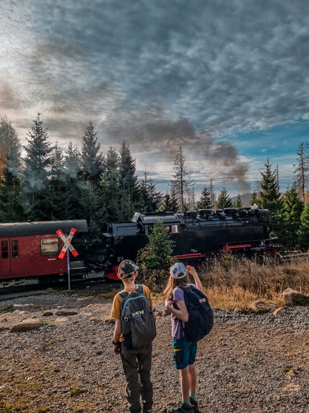 Dzieci ze słynnym pociągiem Brockenbahn jeżdżący na górę Brocken