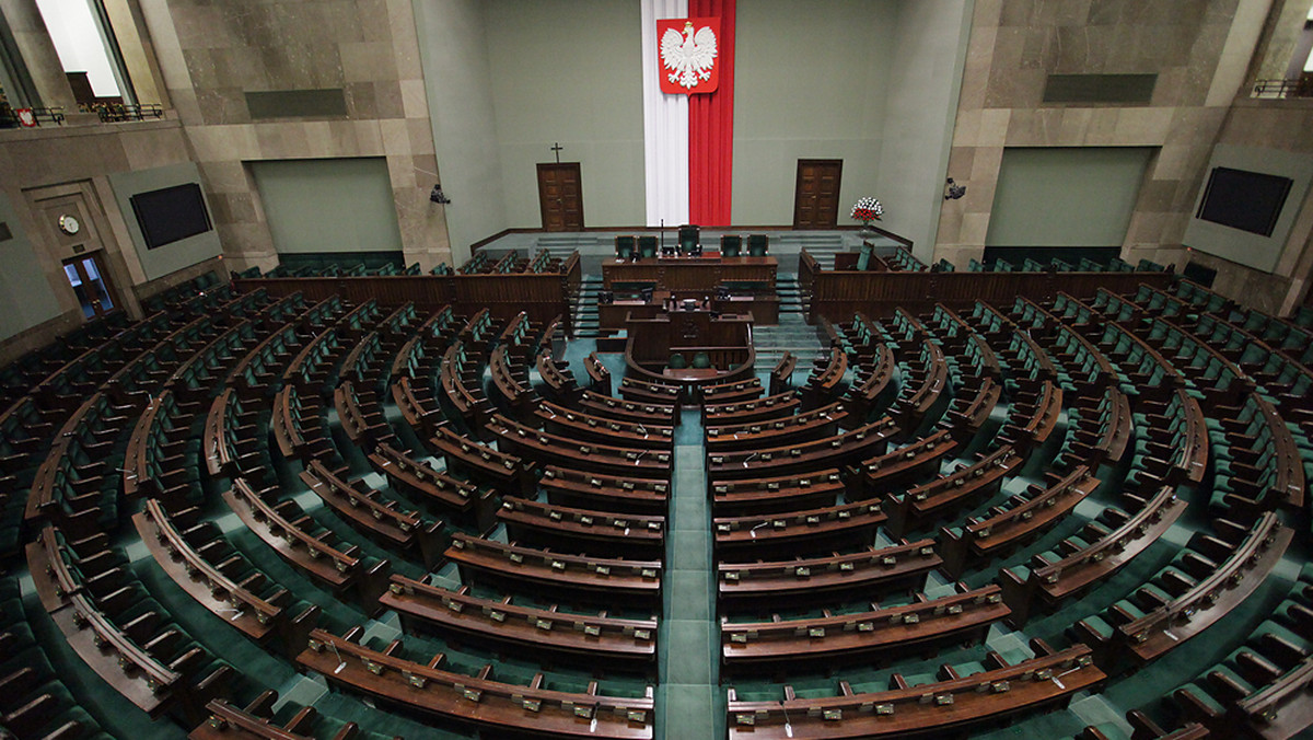 Podczas dzisiejszych obrad Sejmu, przed blokiem głosowań ślubowanie poselskie złożył warszawski rady PiS Michał Dworczyk, który objął mandat po szefie gabinetu prezydenta Andrzeja Dudy Adamie Kwiatkowskim.