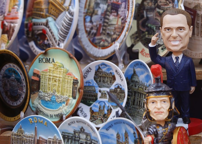 Włochy są najbardziej uzwiązkowionym krajem Europy Płd.-Zach. Średnio 37 na 100 Włochów należy do związku zawodowego. Dla porównania – we Francji jest to tylko 7,7 proc. Włoski system związkowy koncentruje się wokół 3 central. Po reformie rynku pracy z 2003 roku doszło w tym kraju do rozłamu na sektory poruszające się z „dwoma prędkościami”. Do pierwszego należą „etatowcy”, z których znaczna część należy do związkowego mainstreamu, do drugiego zaś młodzi i zatrudnieni na „śmieciówkach” pracownicy. Na zdj. figurka Silvio Berlusconiego, premiera Włoch, na straganie z pamiątkami