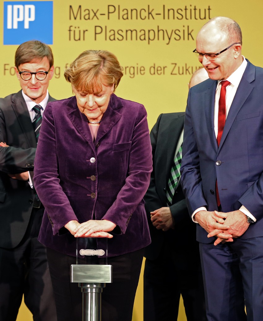 Nemačka kancelarka Angela Merkel, koja ima doktorat iz fizike, lično je pritisnula taster za pokretanje današnjeg eksperimenta