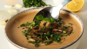 Pyszny obiad na czwartek. Podajemy przepis, Ty gotujesz. Jedwabisty krem grzybowy z kluseczkami