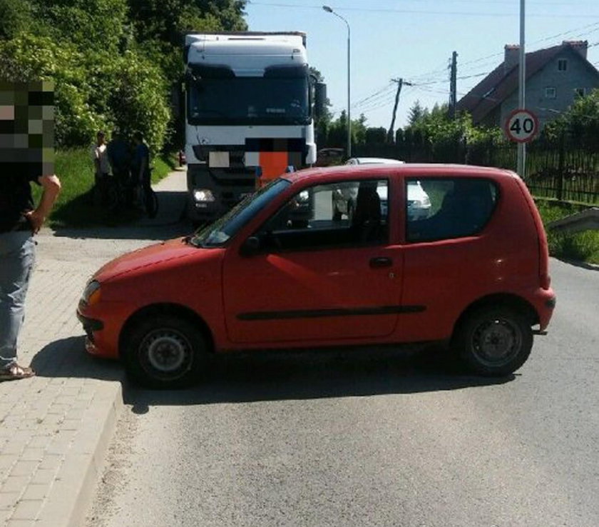 Kompletnie pijany kierowca utknął na skrzyżowaniu. Policjanci nie mogli nawiązać z nim kontaktu