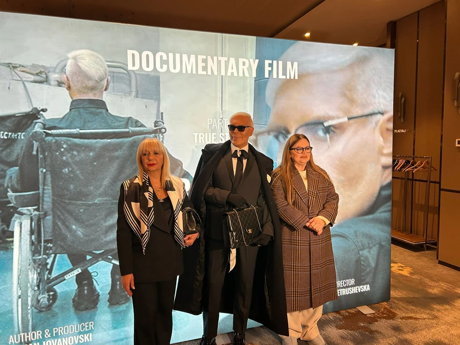 Boki 13 sa majkom stigao na premijeru filma