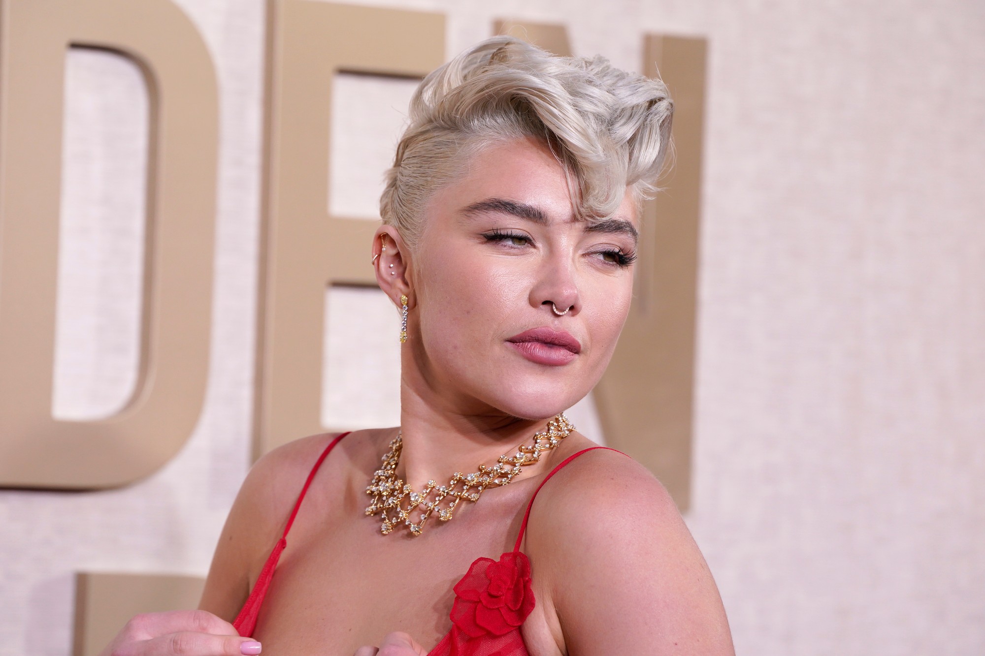 Herečka Florence Pugh na Zlatých glóbusoch.