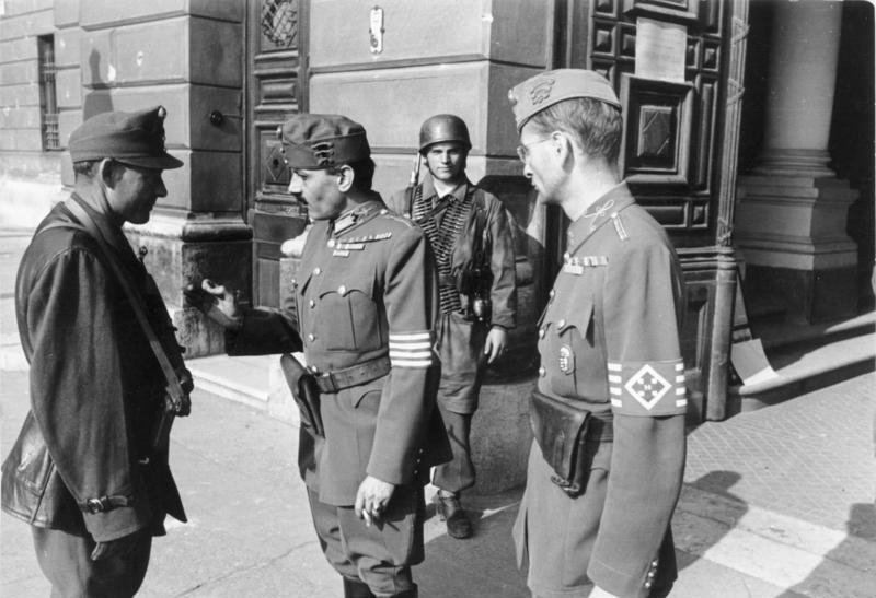 Strzałokrzyżowcy w Budapeszcie w październiku 1944 r. W tle niemiecki spadochroniarz na warcie
