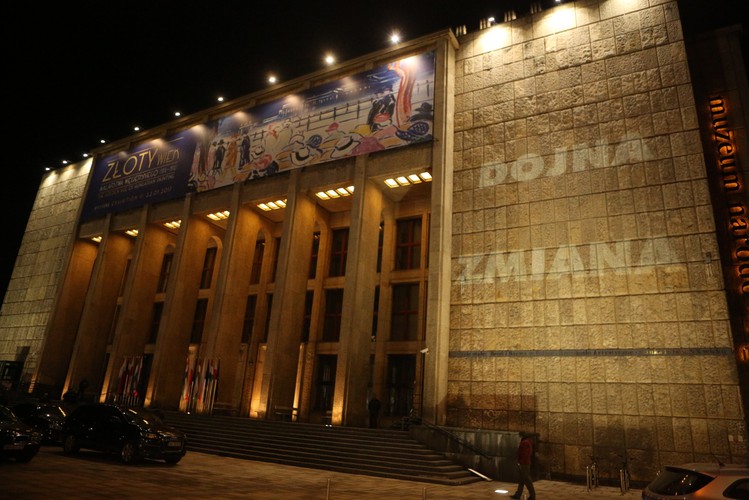 Przedstawiciele KOD wyświetlają na gmachu Muzeum Narodowego hasła odnoszące się do sytuacji w Polsce. W tym czasie w Muzeum Narodowym premier Beata Szydło oraz premier Węgier Viktor Orban zwiedzają wystawę malarstwa 'Złoty wiek malarstwa węgierskiego'