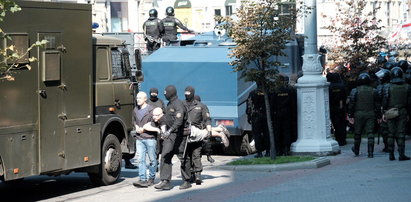 Dziwne zdjęcie Łukaszenki. Z karabinem i w kamizelce kuloodpornej