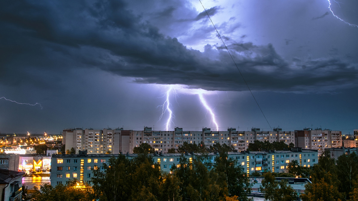 Instytut Meteorologii i Gospodarki Wodnej wydał ostrzeżenia dla 14 województw przed gwałtownymi burzami z gradem i upałami. W związku z tym przewiduje się wystąpienie niebezpiecznych zjawisk meteorologicznych i zalecana jest najwyższa ostrożność.