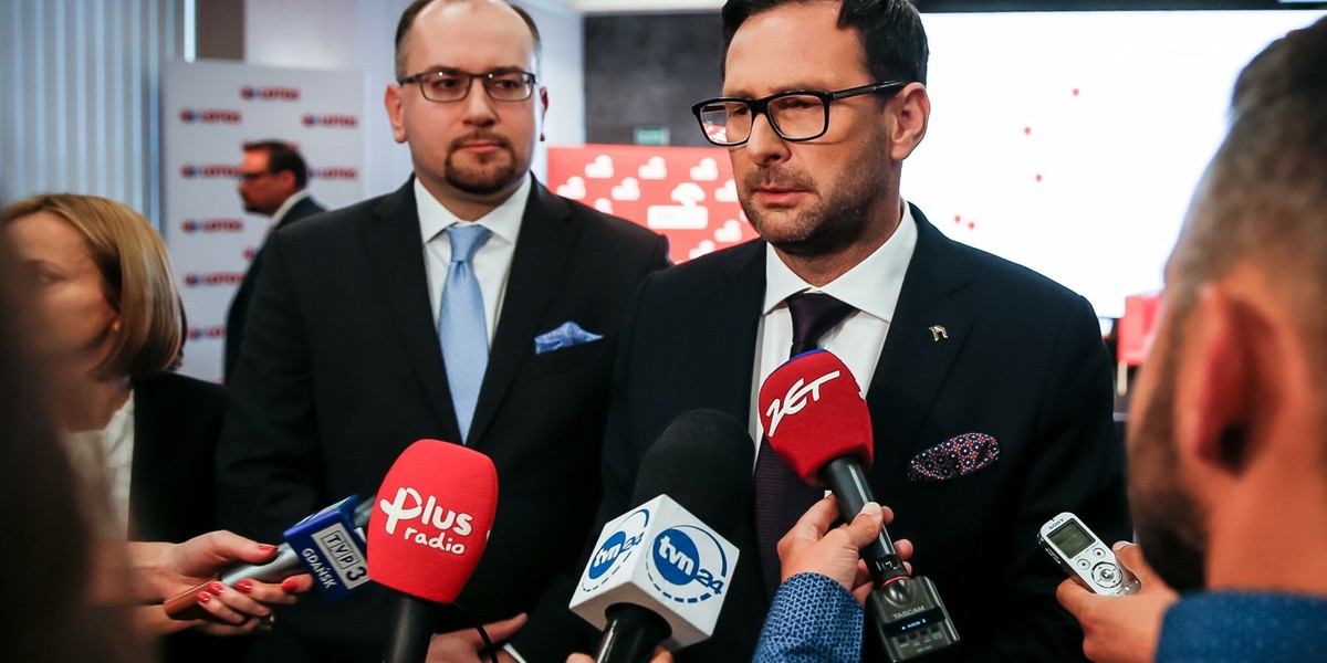 Prezes PGNiG Paweł Majewski (z lewej) i prezes PKN Orlen Daniel Obajtek podczas konferencji dotyczącej połączenia obu spółek 