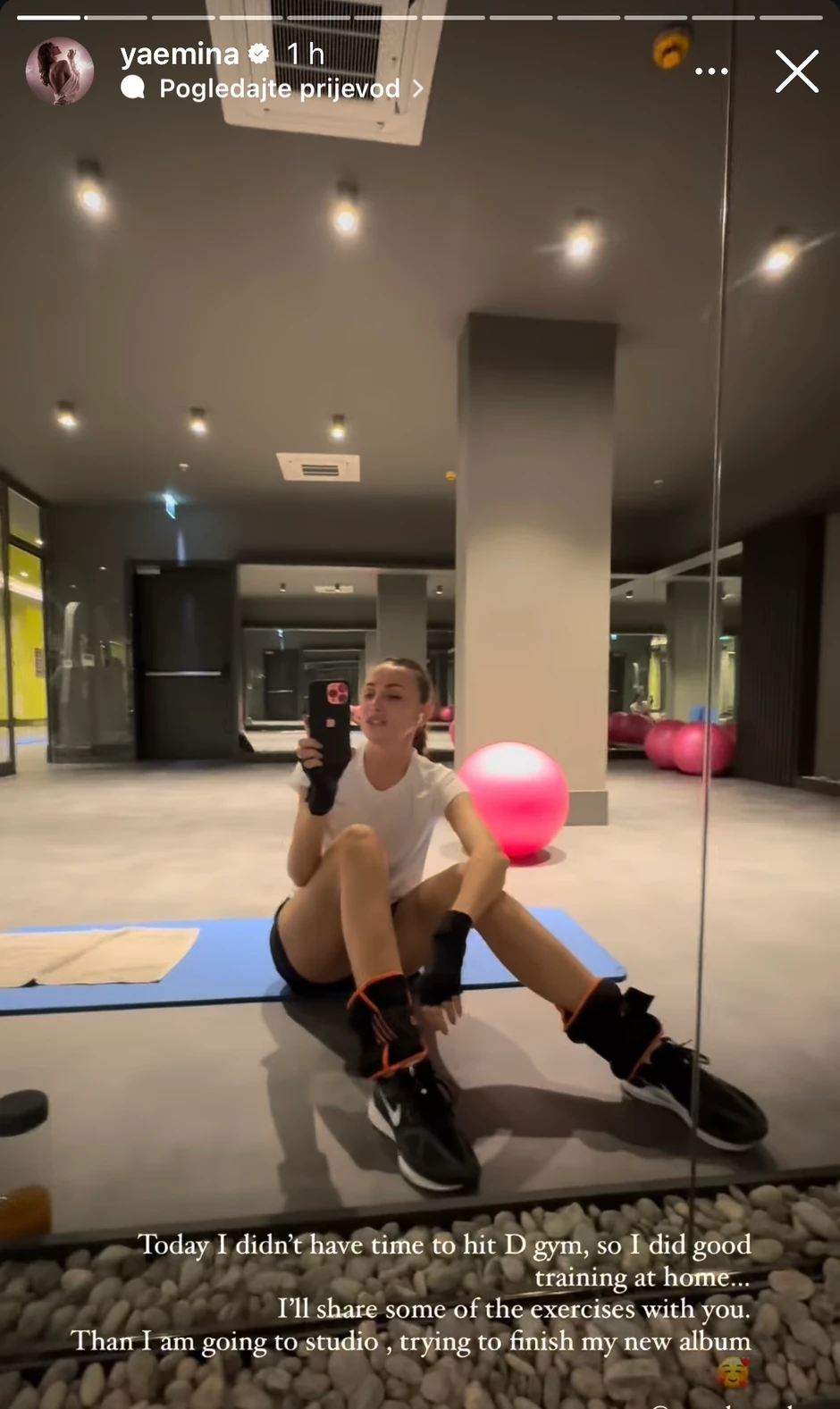 Emina Jahović vežba kod kuće
