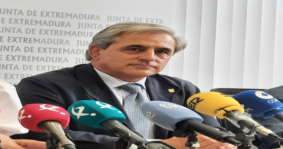 Dimite consejero Extremadura tras acusación falsear currículum