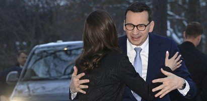 Bronił jej, gdy wyciekły śmiałe zdjęcia z imprezy. Teraz Mateusz Morawiecki spotkał się z nią w Finlandii