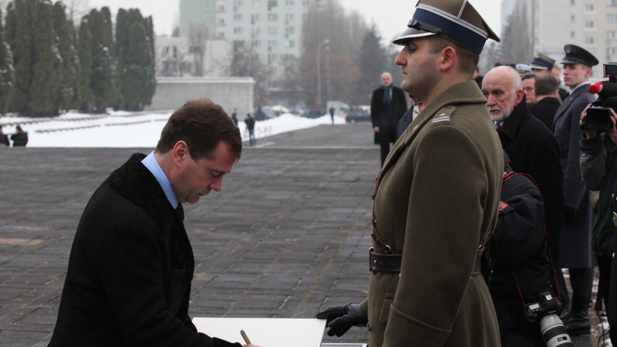 Prezydent Rosji Dmitrij Miedwiediew zakończył wizytę w Polsce. Jego samolot odleciał dziś ok. godz. 11 z wojskowego lotniska Okęcie w Warszawie. Miedwiediew z Polski udaje się do Brukseli, gdzie weźmie udział w szczycie UE-Rosja.