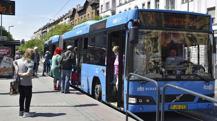 Mentőövet dobtak felülről a BKK-nak, de még messze van a part /Fotó: MTVA/Róka László