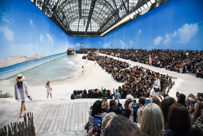 Nerealna scenografija na Šanelovoj reviji