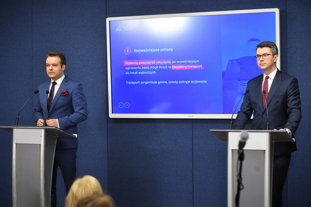 Rzecznik prasowy PiS Rafał Bochenek (L) oraz rzecznik rządu Piotr Mueller (P)