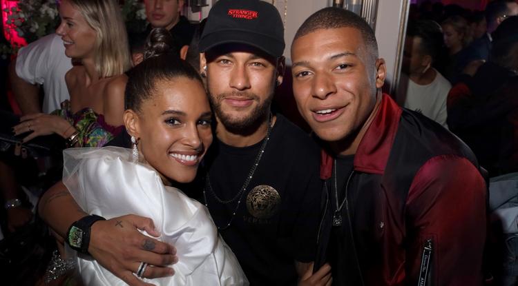 Neymar és Mbappé bulizik egy modell szülinapján