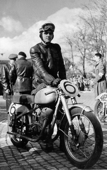 Ginter Hennek przy motocyklu Jawa, lata 50 · fot. zdjęcie udostępnione przez T. Szczerbickiego