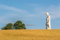 Karkosikowie wybudowali za 100 mln zł najwyższą w Europie figurę Matki Boskiej w Konotopiu