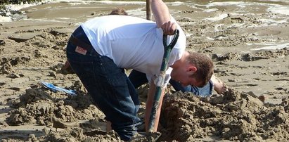 Zakopał skarb na plaży! Każdy może go znaleźć!