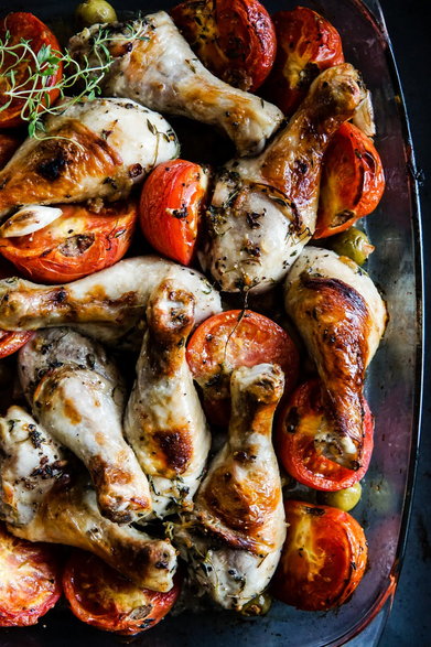 Kurczak pieczony w pomidorach, oliwkach i czosnku