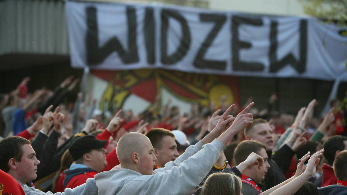 Ponad tysiąc kibiców łódzkiego Widzewa przeszło w niedzielę rano główną ulicą miasta - Piotrkowską - domagając się od władz Łodzi współpracy z klubem w sprawie budowy nowego stadionu. Przed magistratem wręczyli petycję w tej sprawie dyrektor wydziału sportu Urzędu Miasta.