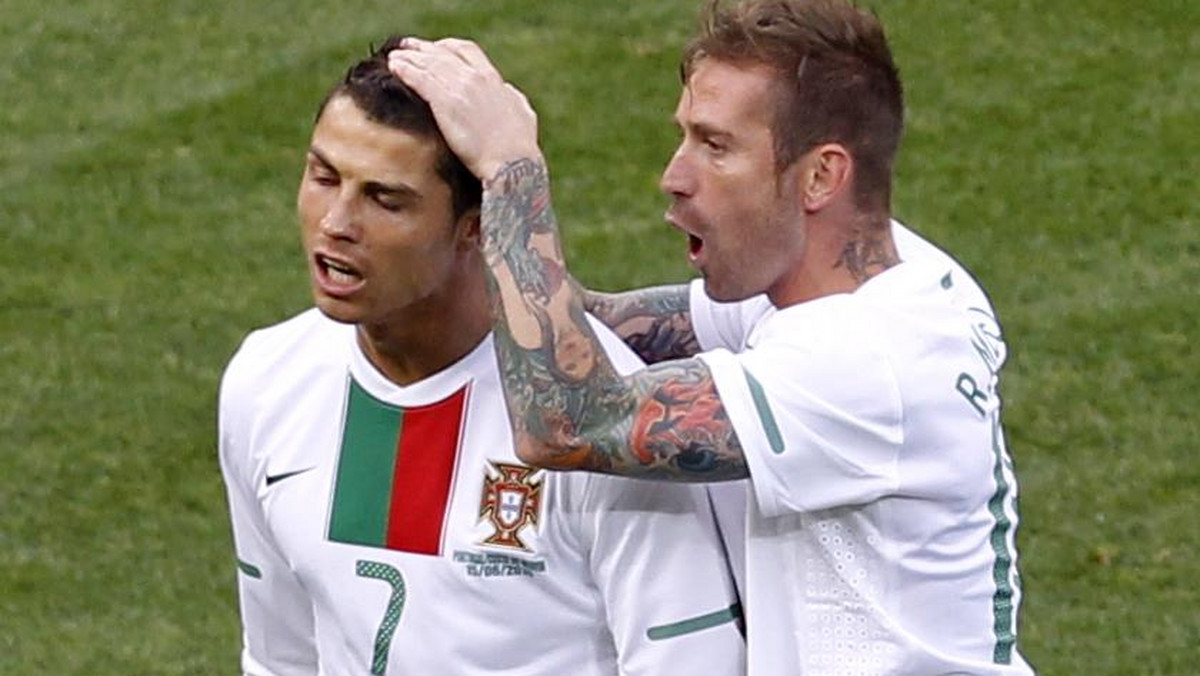 Pomocnik reprezentacji Portugalii, Cristiano Ronaldo nie mógł się pogodzić z tym, iż podopieczni Carlosa Queiroza odpadli z tegorocznych mistrzostw świata. Pytany o przyczyny porażki nie miał zamiaru udzielać dziennikarzom odpowiedzi, zdenerwowany rzucił tylko: - pytajcie Queiroza! Teraz tłumaczy swoje zachowanie.