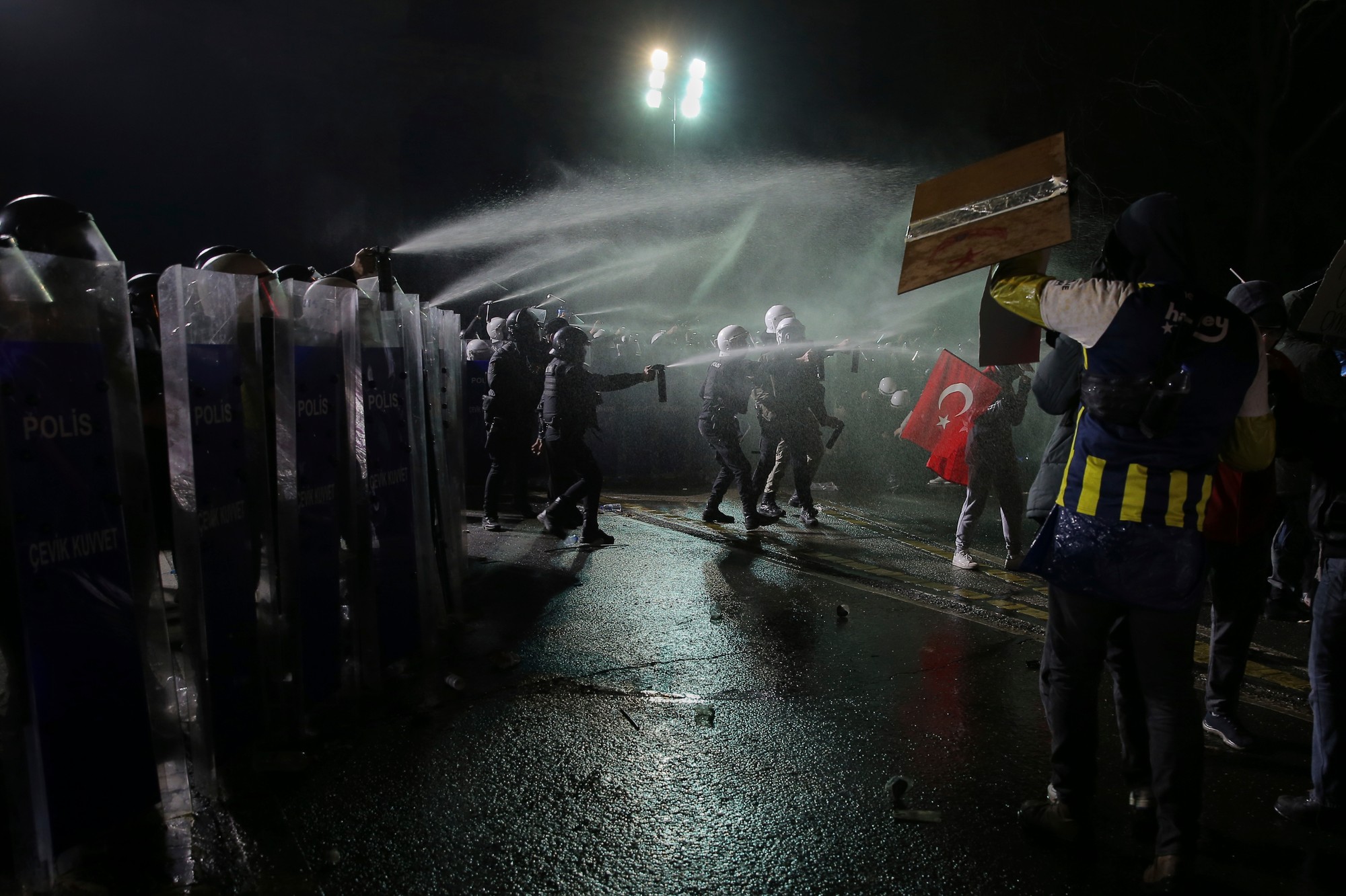 Tisíce Turkov vyšli do ulíc protestovať proti zadržaniu starostu Istanbulu.