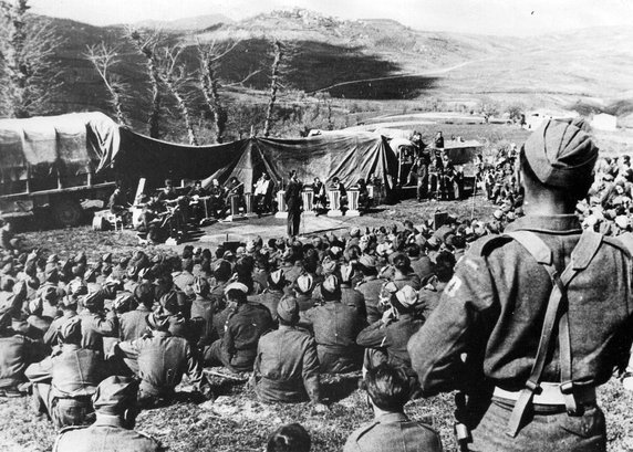 Prawykonanie pieśni „Czerwone Maki na Monte Cassino”. Włochy, maj 1944 r. Pieśń stanie się niezwykle ważnym symbolem pamięci o tamtych walkach (domena publiczna).