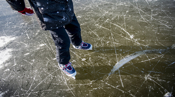 Beszakadt a jég egy korcsolyázó alatt Somogyban /Illusztráció: MTI - Bodnár Boglárka
