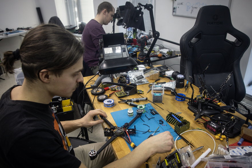 Pracownicy firmy HentaiFPV budują drony dla ukraińskiej armii. Lwów, 26 lutego 2024 r