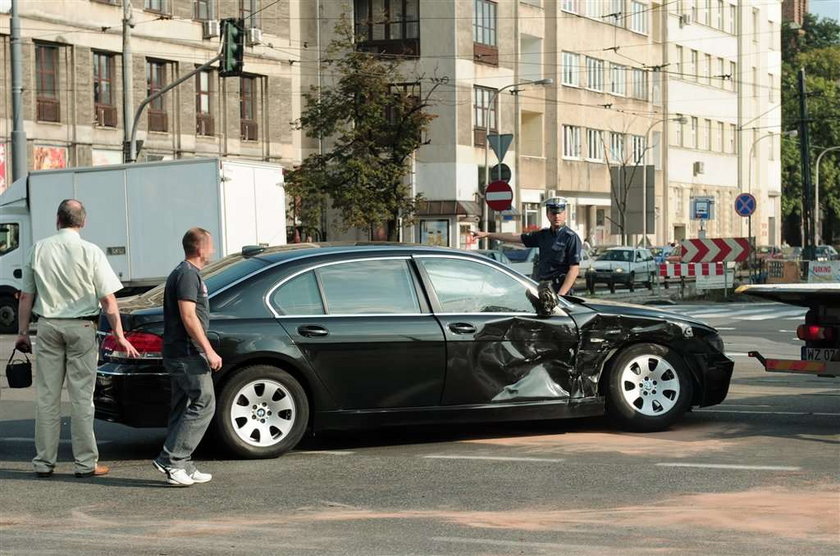 Premier Buzek miał wypadek w Warszawie. FOTO