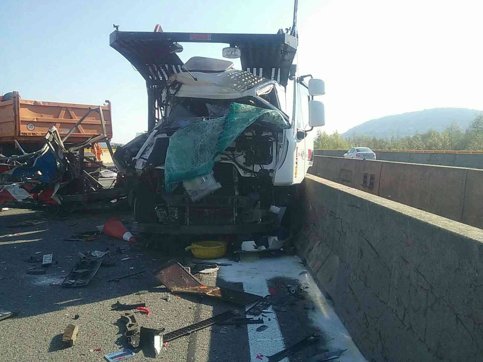 Na diaľnici D1 sa zrazil kamión a cestárske vozidlo.
