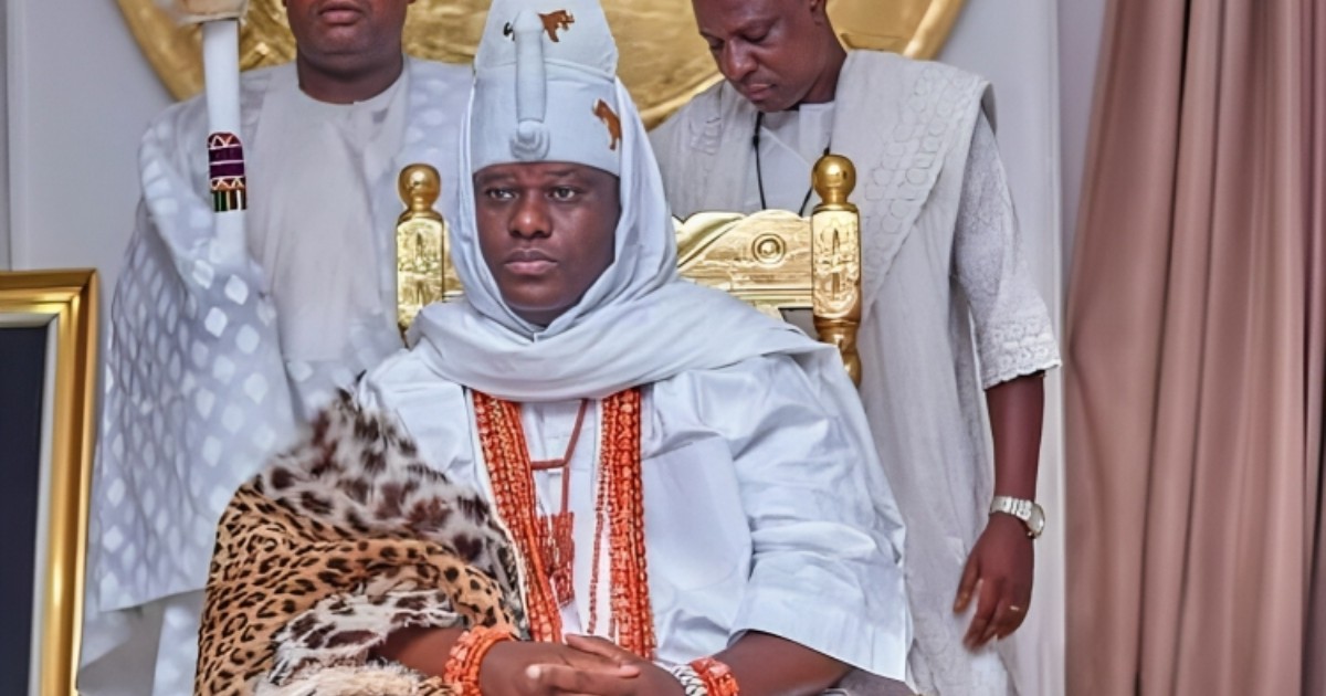 Resumo: O Ooni apresentou a cidade de Ojaja em um evento em Akure, expressando compromisso com a Nigéria e a juventude. Ao defender a utilização de recursos locais, o desenvolvimento de competências e o “Made in Nigeria”, promove a auto-suficiência económica e o crescimento. A iniciativa encarna a esperança de um futuro próspero baseado na inovação, criatividade e envolvimento comunitário, com o objectivo de transformar positivamente a sociedade e fortalecer a unidade nacional.