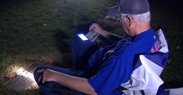 Az idős férfi késő este egyedül ül a temetőben egy zseblámpával és rádiót hallgat, az ok döbbenetes