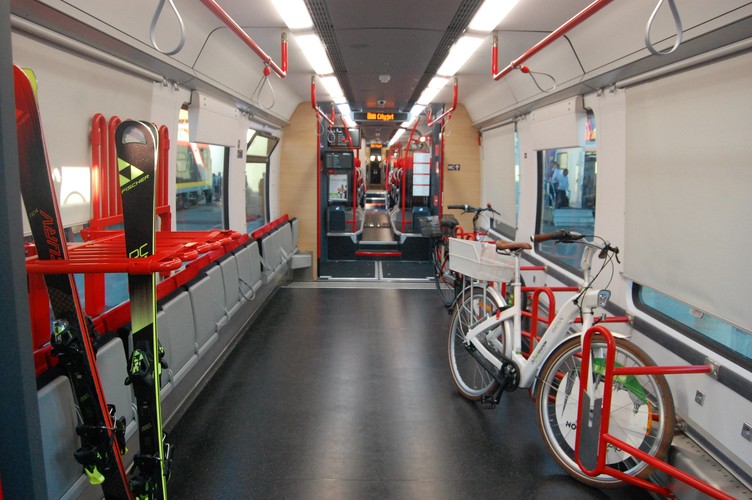 We wnętrzu Talenta  jest dużo przestrzeni nie tylko dla pasażerów. Są miejsca dla cięższych rowerów elektrycznych czy na narty. fot. Krzysztof Śmietana
