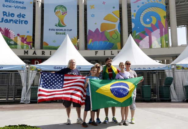 Kibice mogą mieć problem z dotarciem do Sao Paulo na inauguracje Mundialu EPA/ABEDIN TAHERKENAREH/PAP