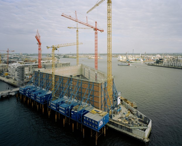 Początkowo budowa Elbphilharmonie miała kosztować 241 mln euro, zaś obiekt miał być otwarty w 2010 roku. Na zdjęciu budowa Elbphilharmonie w Hamburgu., czerwiec 2008. Zdjęcie: © Oliver Heissner