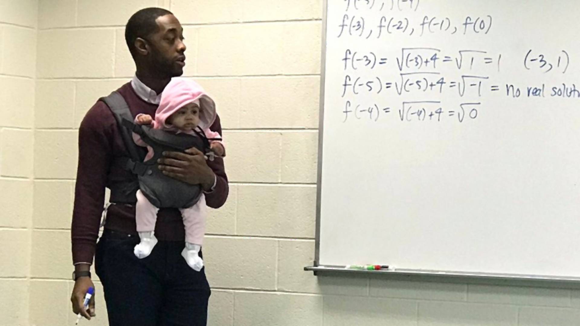 Učiteľ strážil dieťa svojho študenta počas celej prednášky, aby si mohol písať poznámky