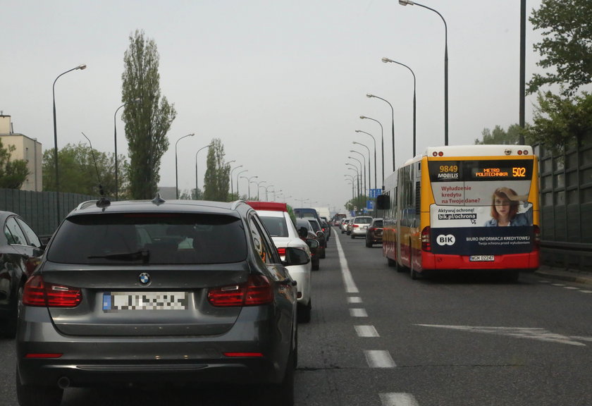 W majówkę szybciej samochodem