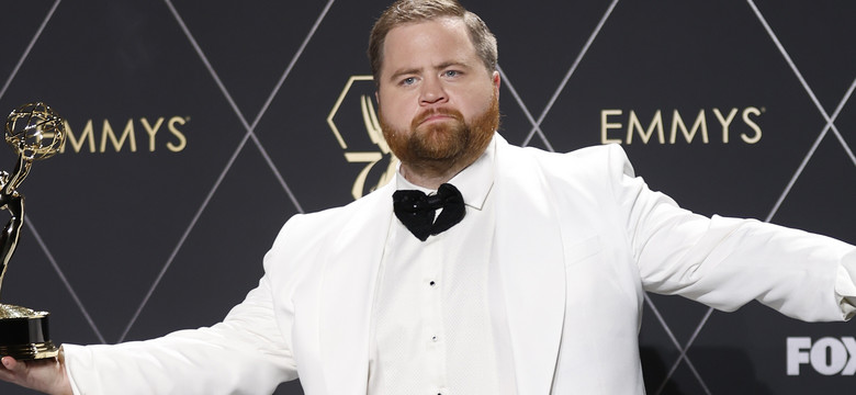 Paul Walter Hauser wygrał nagrodę Emmy, potem z nią pozował... bez butów