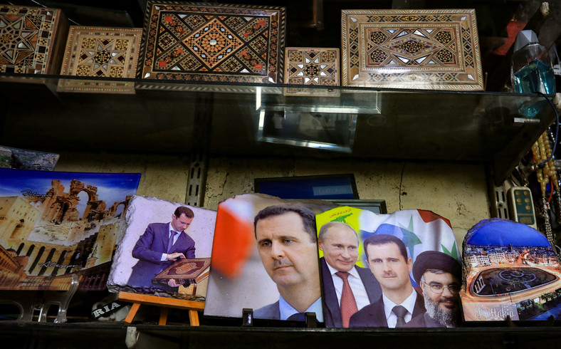 Wizerunki Baszszara al-Asada, Władimira Putina i Hassana Nasrallaha w sklepie z pamiątkami z Damaszku, 2022 r.