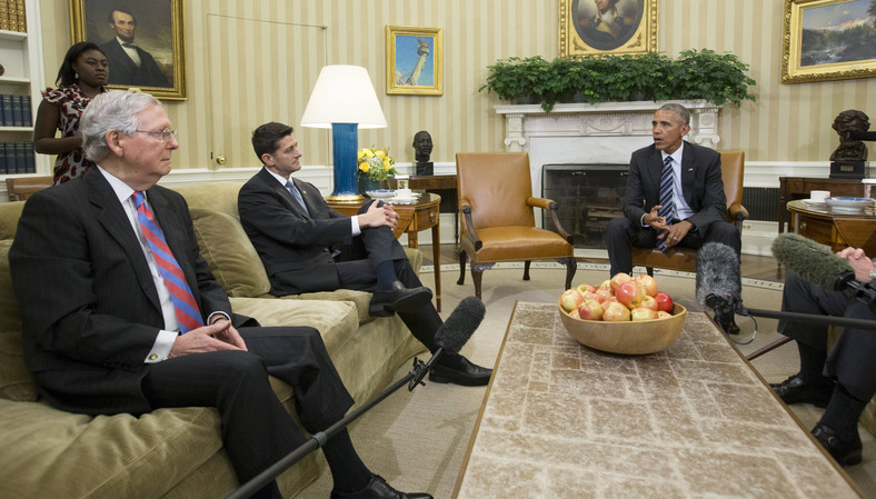 Mitch McConnell, spiker Paul Ryan i prezydent Barack Obama w Gabinecie Owalnym
