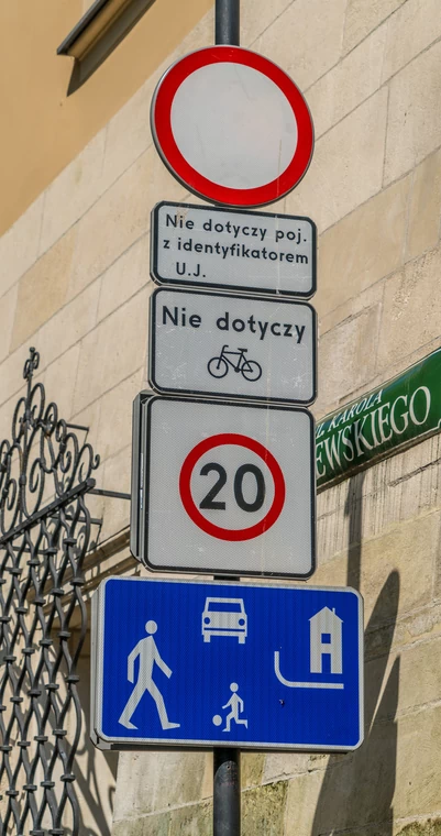 Jak strefa zamieszkania, to limit 20 km/h. Po co dodatkowy znak strefowego ograniczenia prękości?