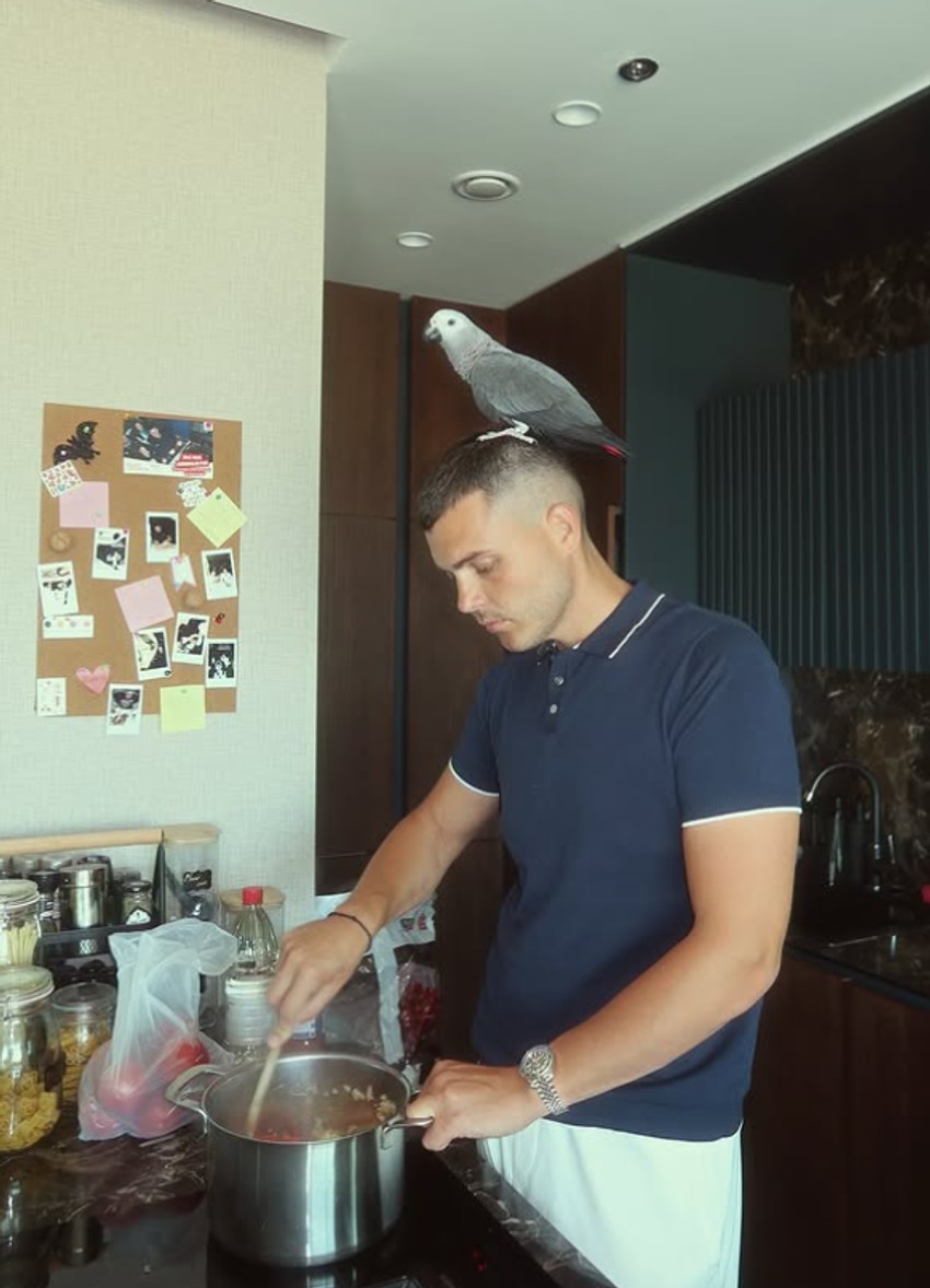 Viktor Živojinović u kuhinji