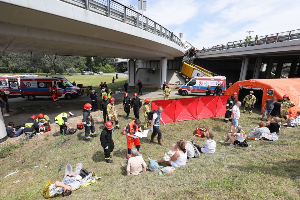 Wypadek autobusu na trasie S8 w Warszawie