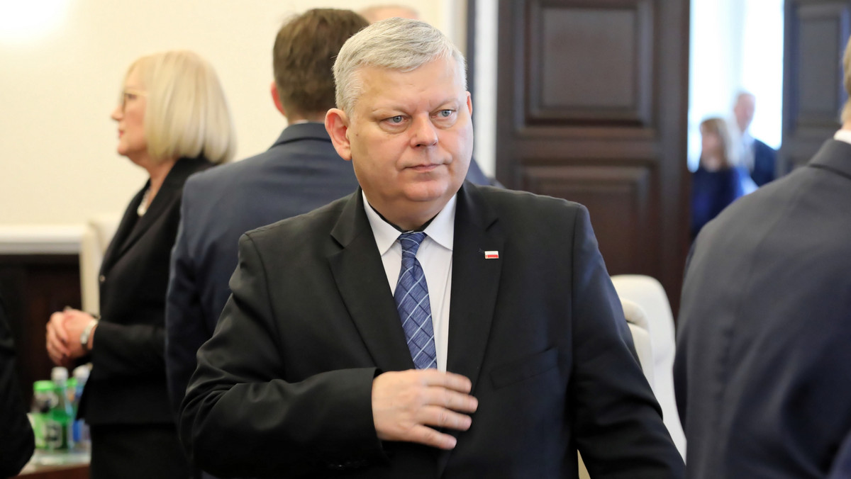 Nie ma żadnych podstaw, by prokuratura przesłuchiwała prezesa PiS Jarosława Kaczyńskiego i zarząd Srebrnej. Z taśm wynika, że jeśli było jakieś nadużycie, to była nim próba wyciągnięcia pieniędzy przez Geralda Birgfellnera - ocenił dziś szef gabinetu politycznego premiera Marek Suski.