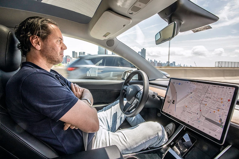 Autopilot i Full-Self Driving wymagają nadzoru kierowcy